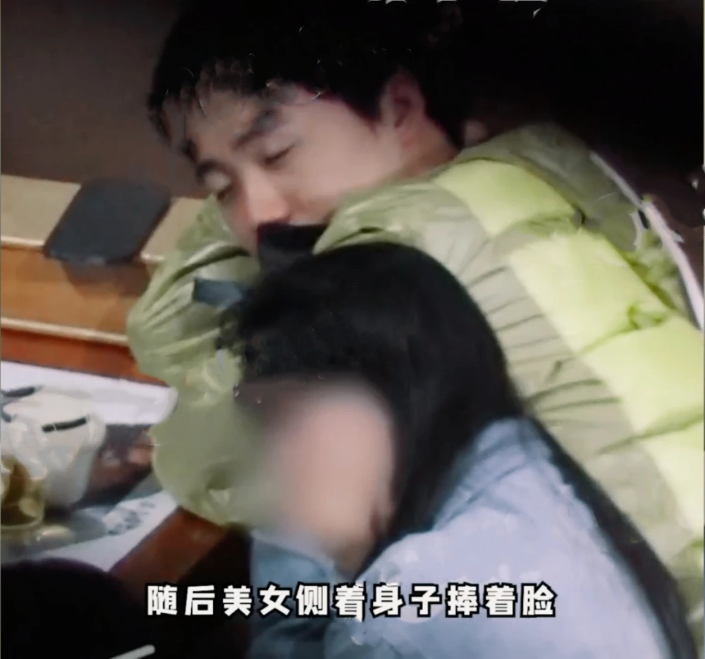 郭麒麟恋情疑曝光 郭麒麟深夜与女方亲密互动