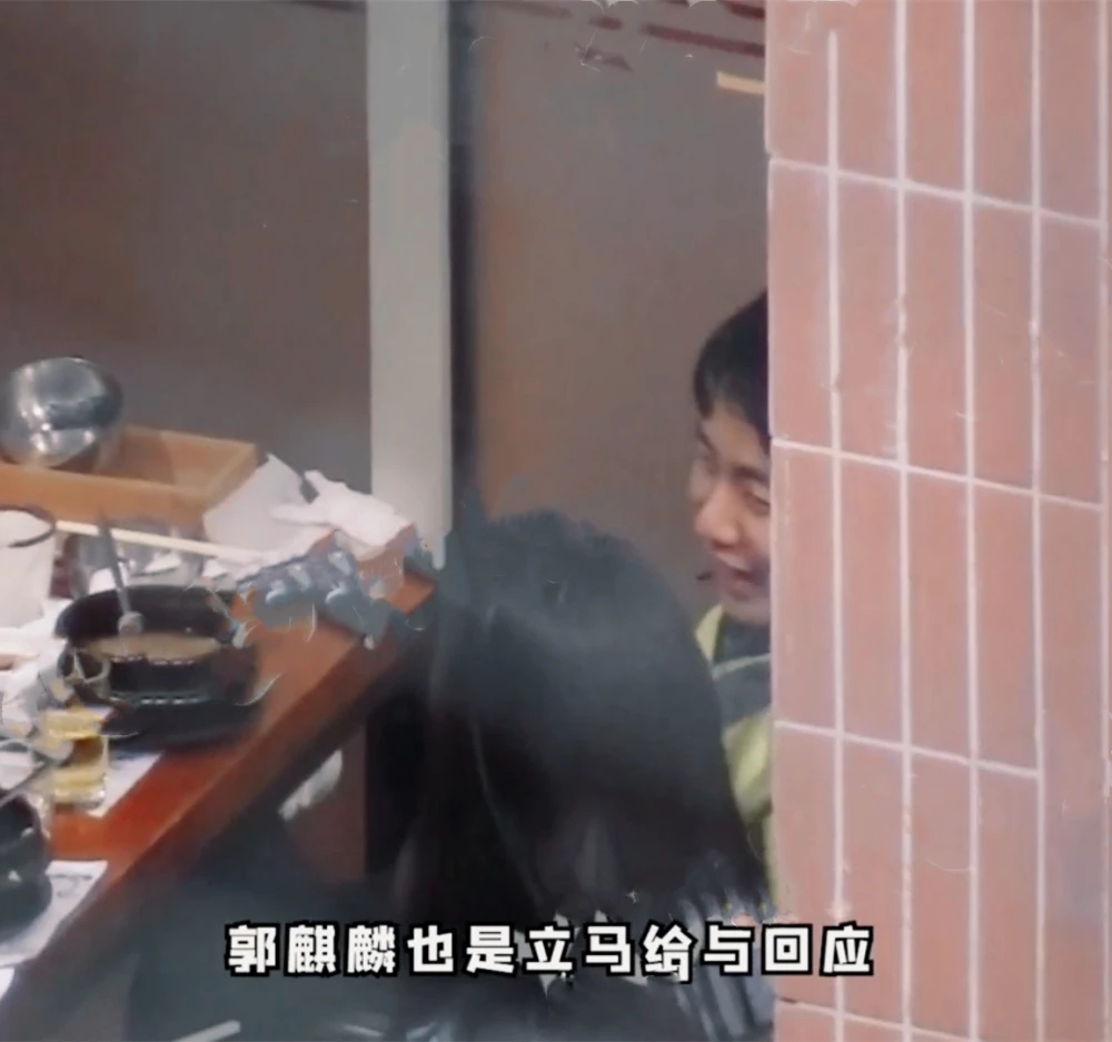 郭麒麟恋情疑曝光 郭麒麟深夜与女方亲密互动