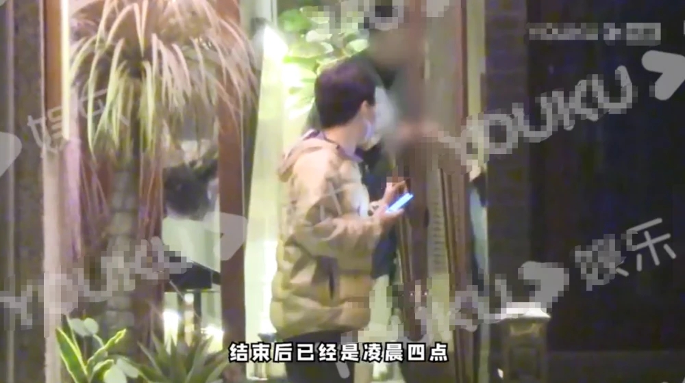 郭麒麟恋情疑曝光 郭麒麟深夜与女方亲密互动