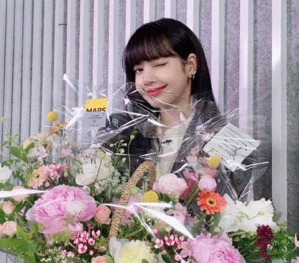 Lisa晒导师合影什么样子 蔬菜沙拉友谊长存