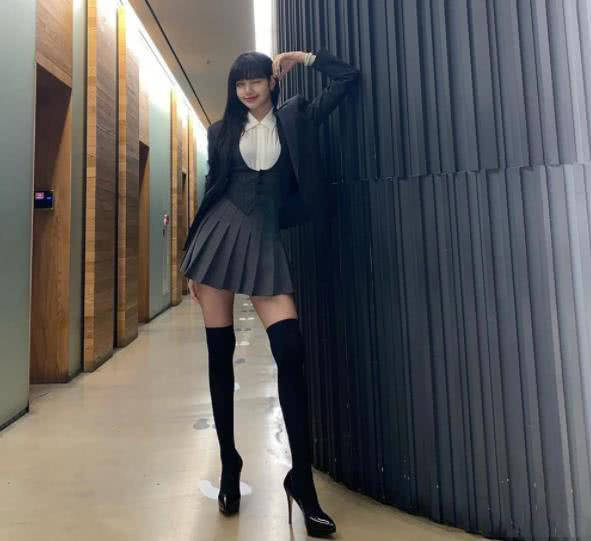 Lisa晒导师合影什么样子 蔬菜沙拉友谊长存