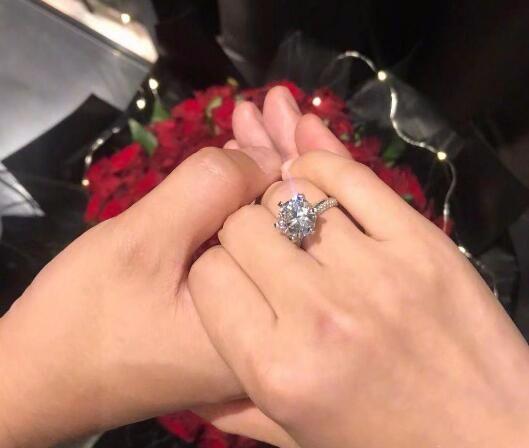 何雯娜梁超奥运婚纱照真好看 体操服完美秀出大长腿