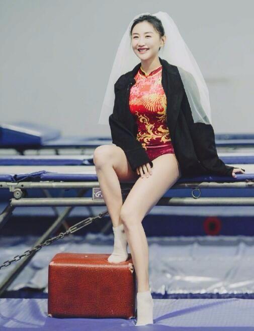 何雯娜梁超奥运婚纱照真好看 体操服完美秀出大长腿