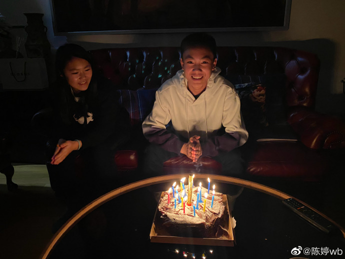张艺谋妻子陈婷为二儿子庆生 网友:爸爸去哪儿了?