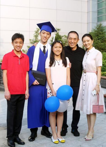 张艺谋妻子陈婷为二儿子庆生 网友:爸爸去哪儿了?