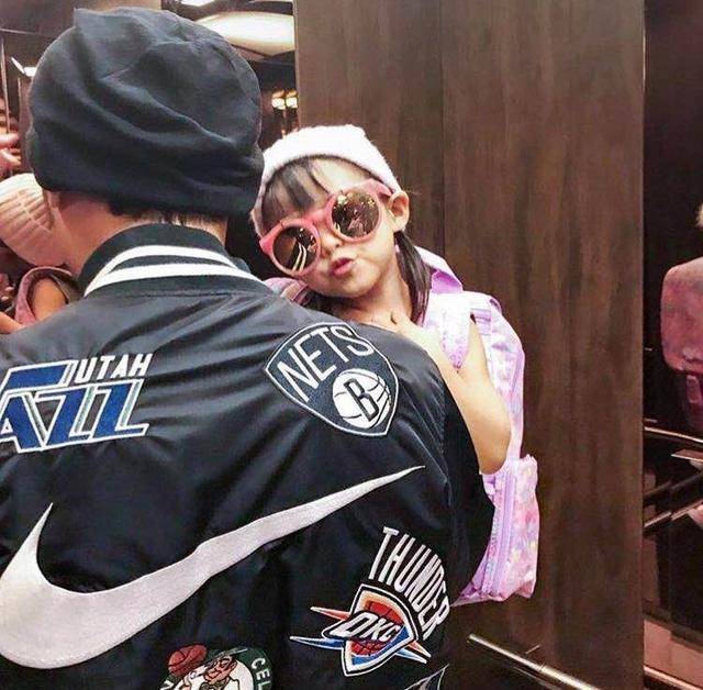周杰伦带女儿游泳什么样子 一起举起手比耶气氛温馨幸福