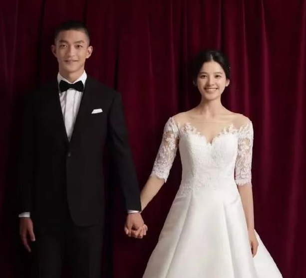屈楚萧疑似恋情曝光 女方近照曝光两人又搂又抱