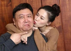 王晶女儿近照罕见曝光 素颜出镜和父亲王晶长得太像了