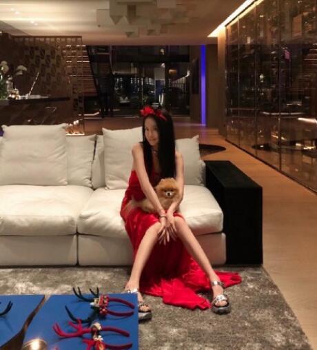 71岁设计师身材如少女怎么做到的 原来真正这样保养的