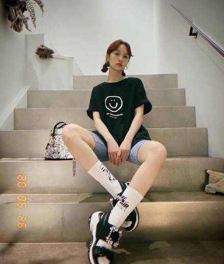 李荣浩评论杨丞琳好久不见 一大早就被塞了波狗粮