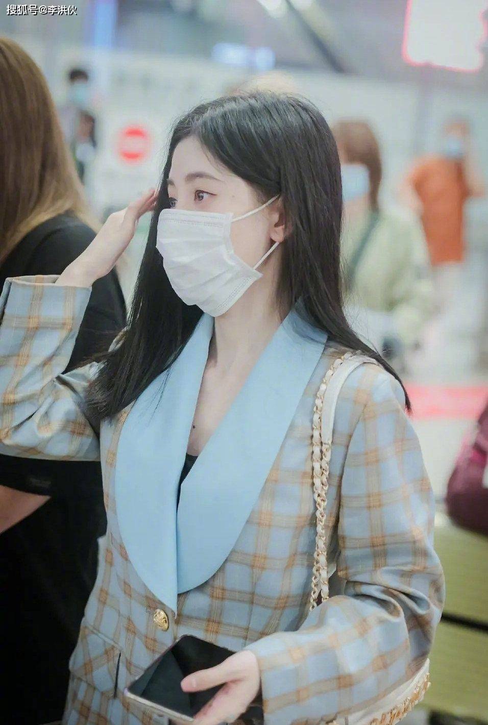 鞠婧祎戴口罩遭网友吐槽 估计是想让大家品品四千年美貌