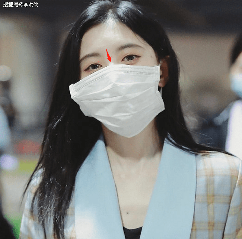鞠婧祎戴口罩遭网友吐槽 估计是想让大家品品四千年美貌