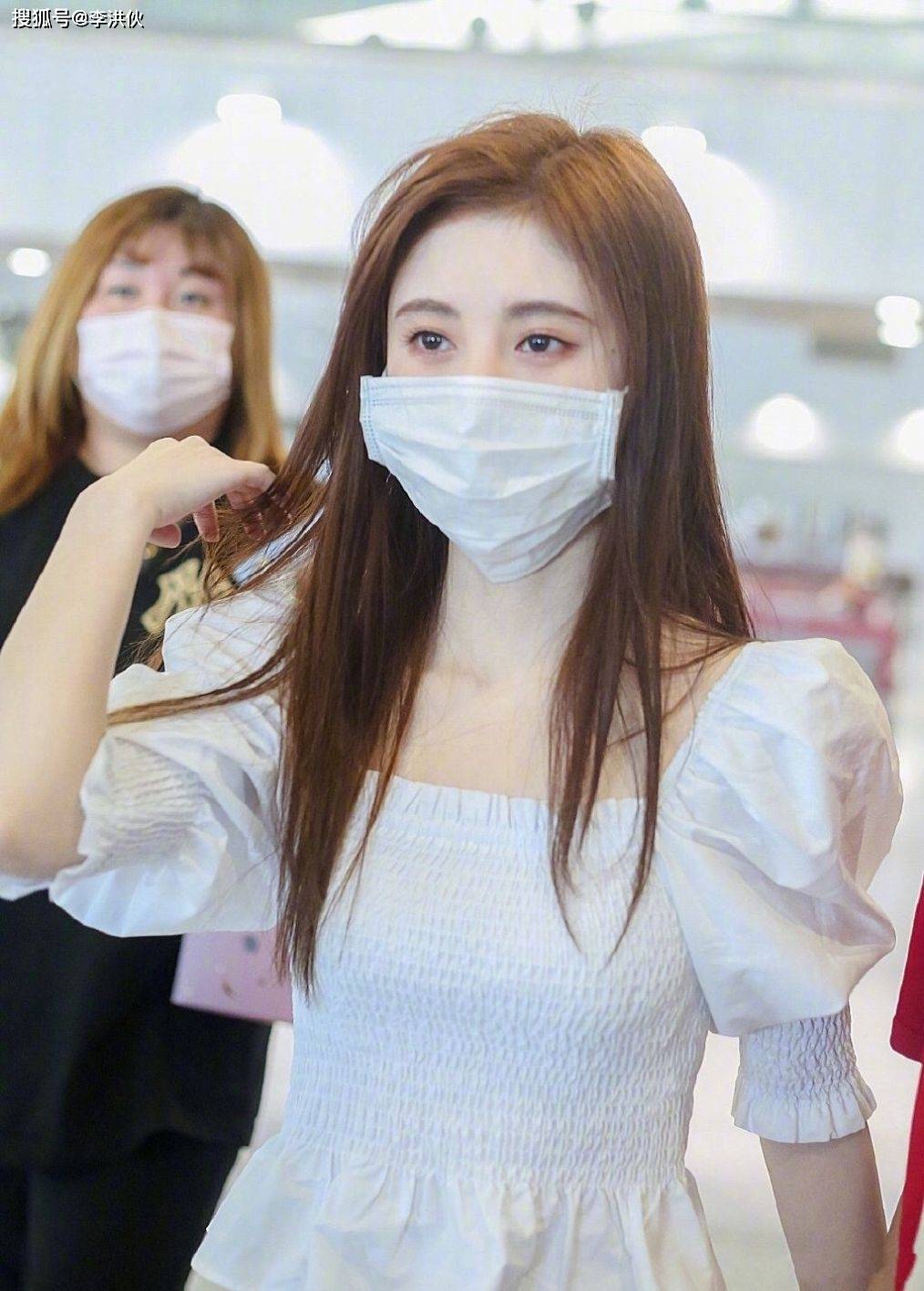 鞠婧祎戴口罩遭网友吐槽 估计是想让大家品品四千年美貌