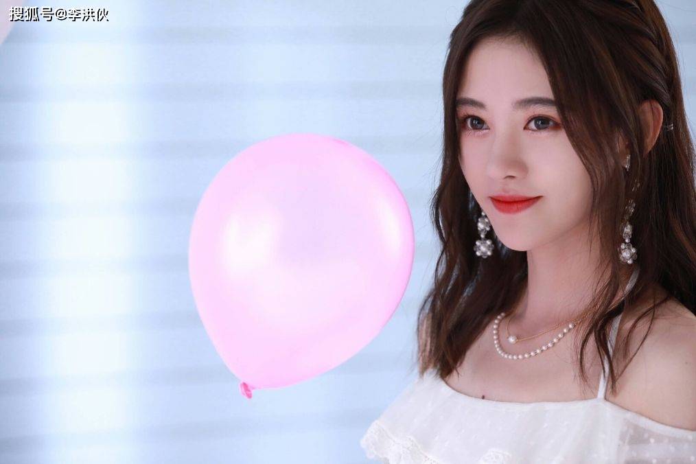 鞠婧祎戴口罩遭网友吐槽 估计是想让大家品品四千年美貌