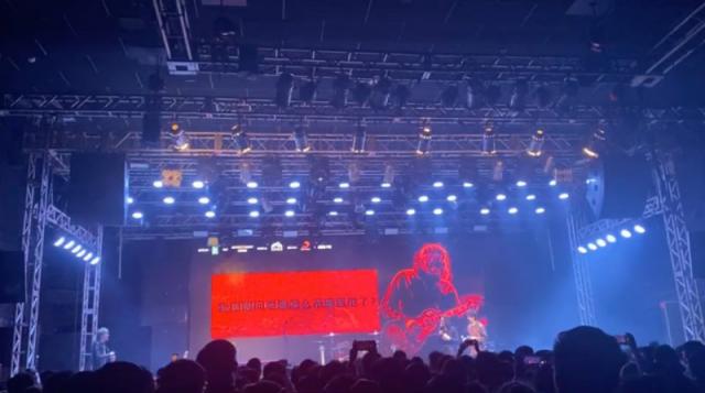 谢天笑演出现场被骂 一首歌唱三遍真是不讲武德