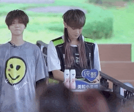 黄子韬吃娃娃菜把牙吃断 对比下掉牙前后照太好玩了