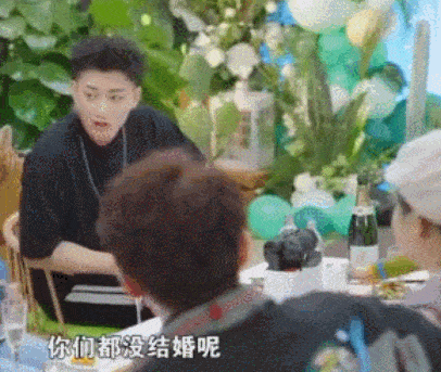 黄子韬吃娃娃菜把牙吃断 对比下掉牙前后照太好玩了