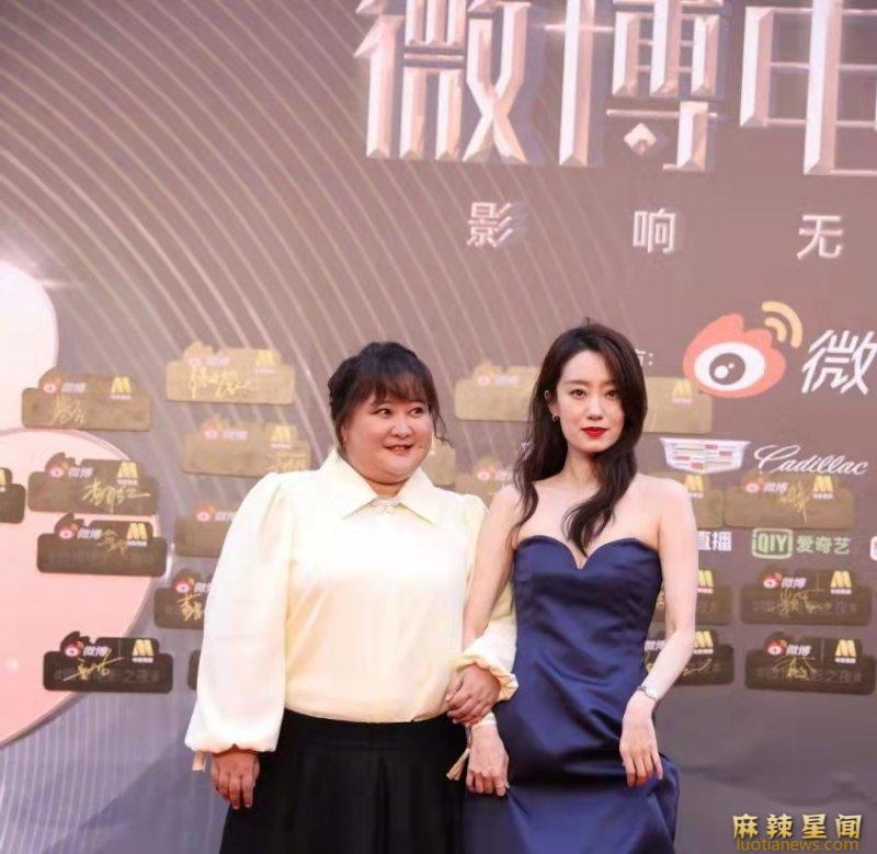 张小斐拿望远镜看贾玲冲浪 “斐妈”式关心令人羡慕