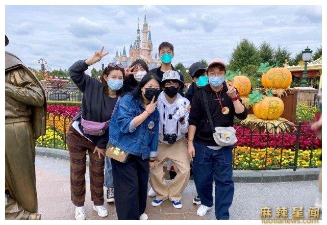 张新成官宣恋情 他的女友到底是谁