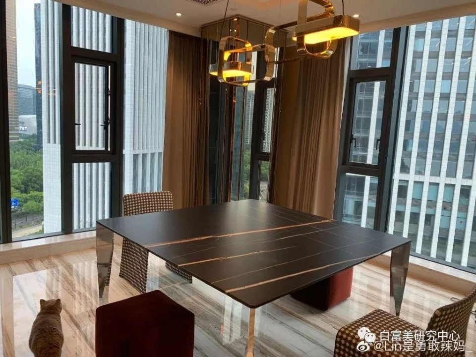 靠粉丝圈100个亿住7000W豪宅的网红,送粉丝假包还辱骂她是刁民