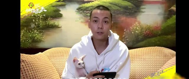 陈伟霆把猫唱睡着了怎么回事 眼皮逐渐耷拉哈哈哈哈干嘛呢
