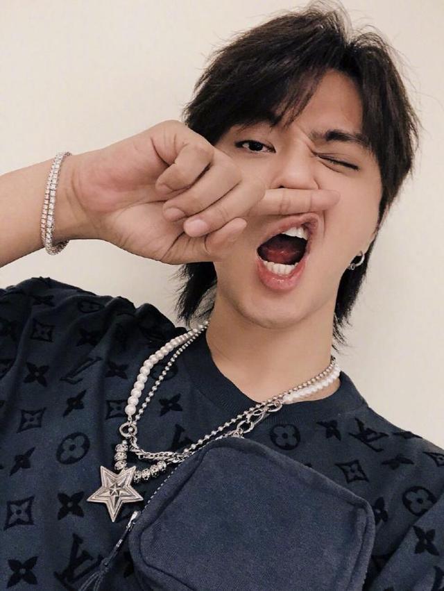 罗志祥旗下女艺人原来是她 曾多次送对方衣服包包