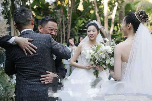 杨丽萍徒弟水月婚礼引争议 相互拥有爱情与性别无关