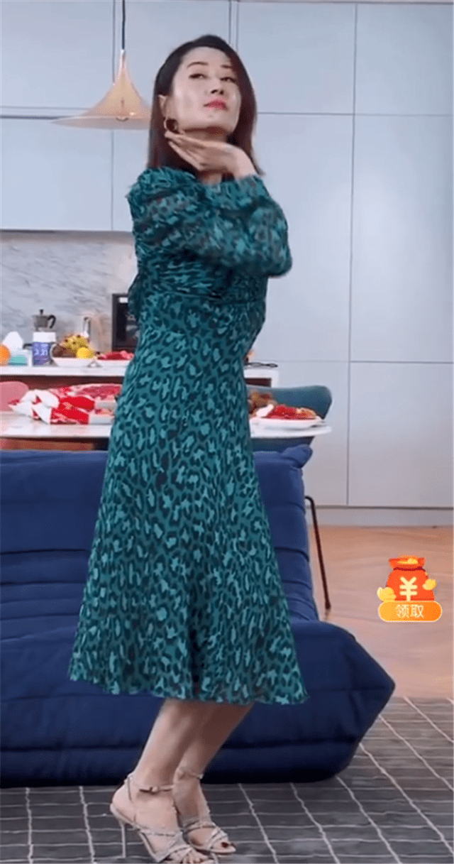 刘敏涛直播跳女团舞十分优美 网友大赞姐姐身材太绝了