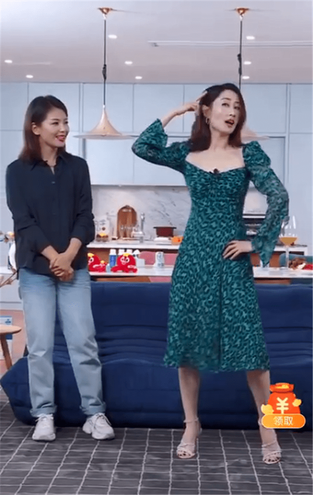 刘敏涛直播跳女团舞十分优美 网友大赞姐姐身材太绝了