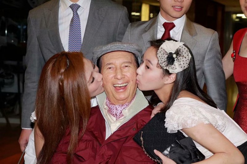 赌王何鸿燊正式下葬 656万灵柩多人抬棺声势浩大
