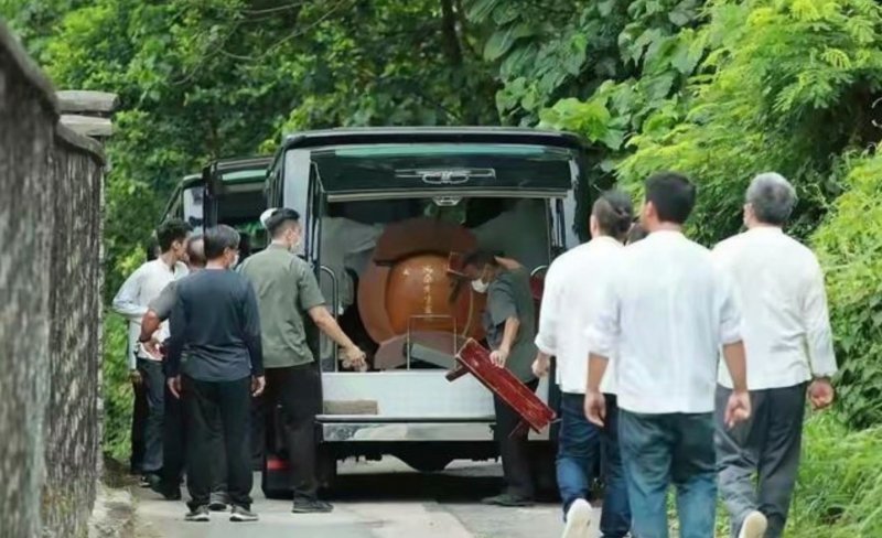 赌王何鸿燊正式下葬 656万灵柩多人抬棺声势浩大