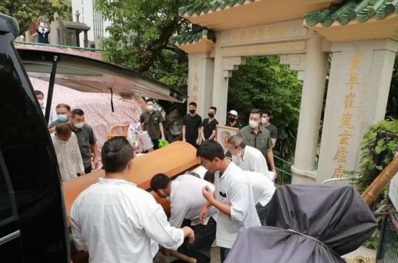 赌王何鸿燊正式下葬 656万灵柩多人抬棺声势浩大