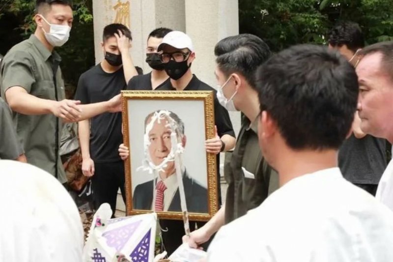 赌王何鸿燊正式下葬 656万灵柩多人抬棺声势浩大