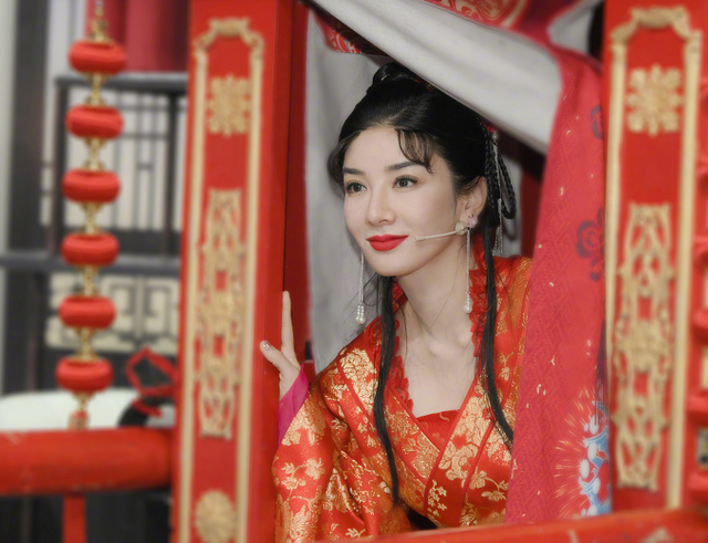 黄奕再现李玉湖嫁衣扮相 掀盖头经典片段勾起回忆杀