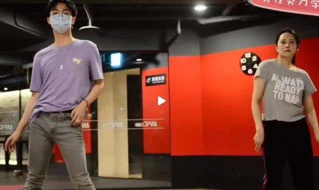 伊能静儿子女装照性感热辣 打扮起来就没女孩子什么事