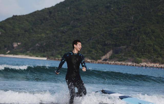 李现冲浪什么样子 身材也太好了帅出天际