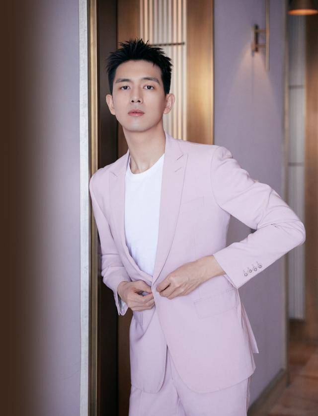李现冲浪什么样子 身材也太好了帅出天际