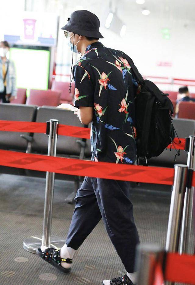 李现冲浪什么样子 身材也太好了帅出天际