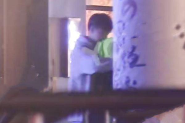 主持人李浩菲街头和男友拥吻被拍 大胆亲吻不避嫌恋情曝光