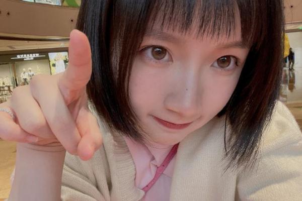主持人李浩菲街头和男友拥吻被拍 大胆亲吻不避嫌恋情曝光