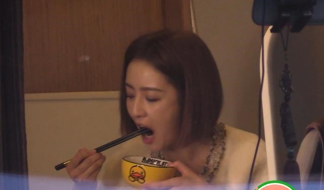 佟丽娅双下巴什么样子 素颜的佟丽娅看上去略显疲惫憔悴