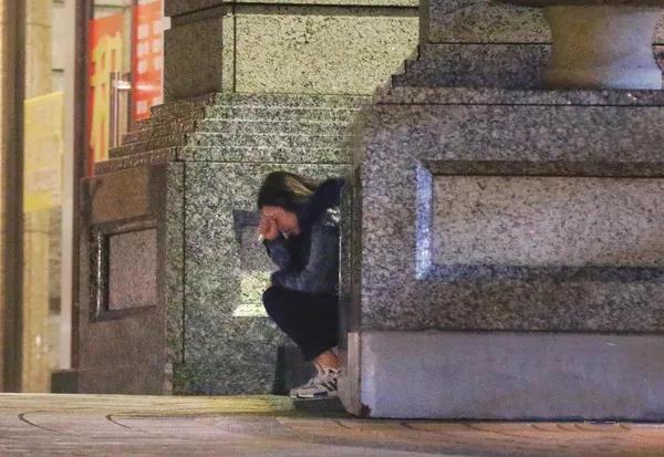刘至翰出轨拒还百万债务 女方被曝超负荷路边晕倒