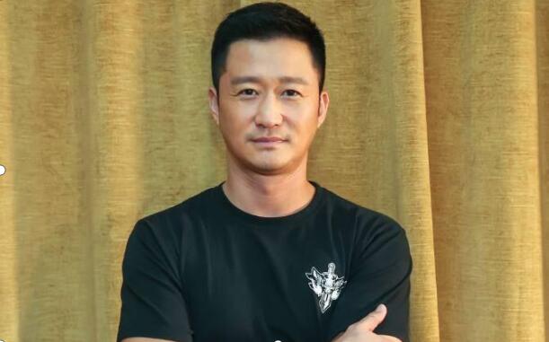 吴京用屁股帮跟拍关车门 吴京对待狗仔跟拍态度与众不同