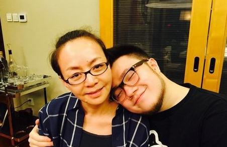 宋丹丹儿媳妇王博谷烟不离手 王博谷比老公巴图大几岁