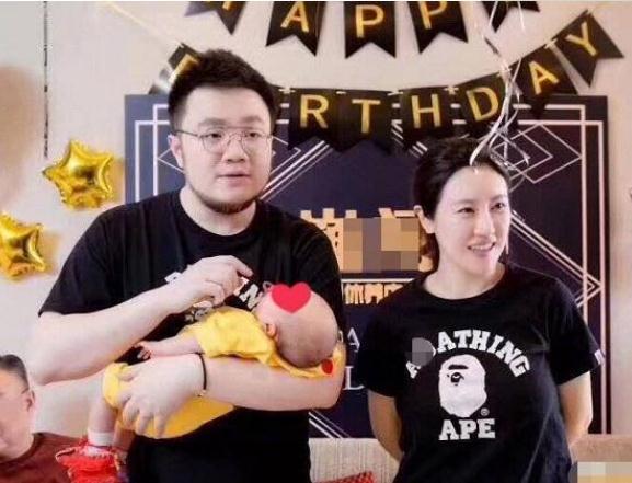 宋丹丹儿媳妇王博谷烟不离手 王博谷比老公巴图大几岁