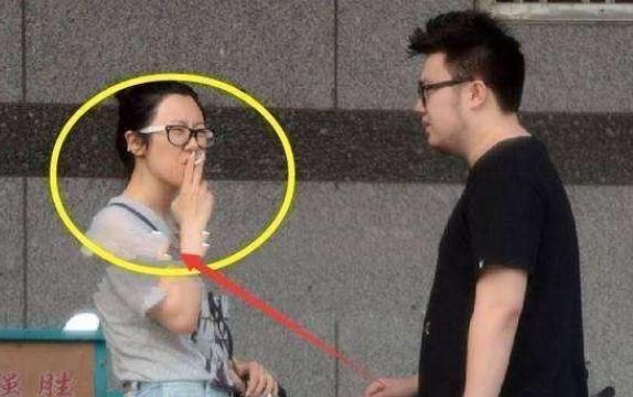 宋丹丹儿媳妇王博谷烟不离手 王博谷比老公巴图大几岁
