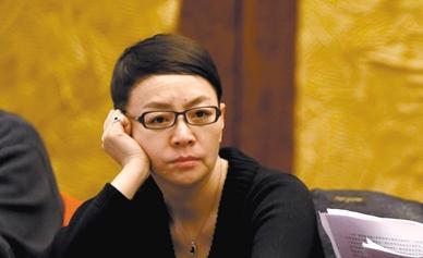 宋丹丹儿媳妇王博谷烟不离手 王博谷比老公巴图大几岁