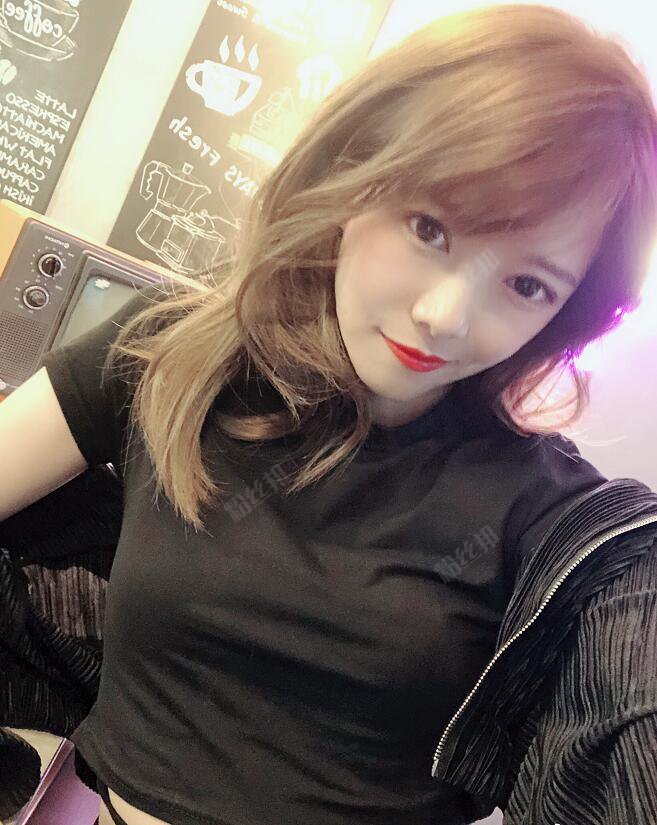 斗鱼主播lol解说骆歆个人资料 骆雨婷解说现场滑落GIF事件