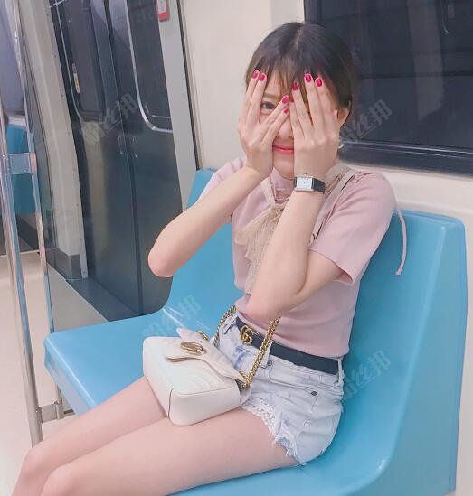 斗鱼主播lol解说骆歆个人资料 骆雨婷解说现场滑落GIF事件