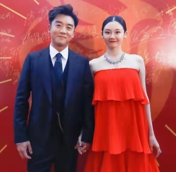 郑恺妻子苗苗真名叫什么 郑恺苗苗吃牛肉庆祝结婚1周年